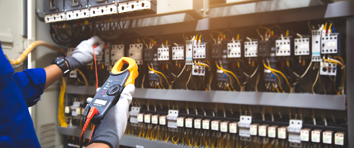 Electricity and electrical maintenance service, Engineer hand ho